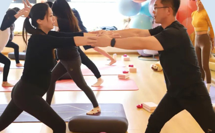 成都月子中心双人瑜伽活动，感受满溢爱意的现场1